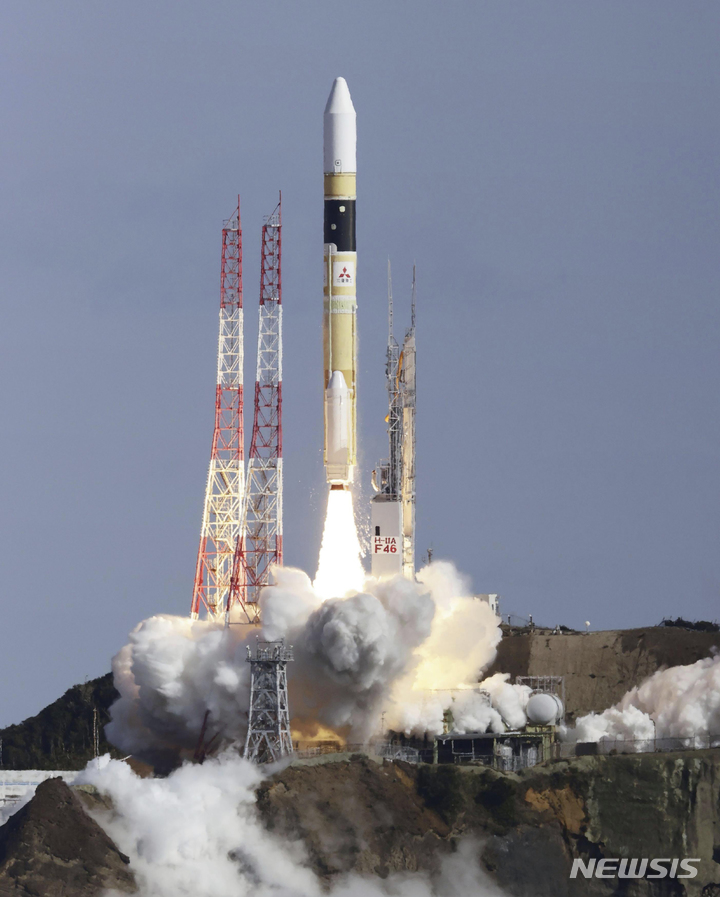 [가고시마=AP·교도/뉴시스]지난 1월26일 일본 가고시마현 다네가시마 우주센터에서 일본 정부의 정찰위성이 탑재된 H2A 로켓이 발사되고 있다. 이번에 발사가 17일로 연기된 H3는 이 H2A의 차세대 로켓이다. 2023.02.15.