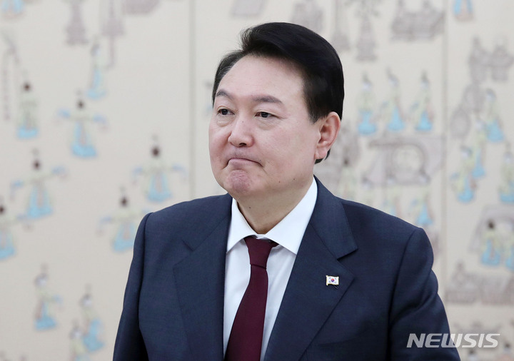 [서울=뉴시스] 홍효식 기자 = 윤석열 대통령이 지난 26일 오후 서울 용산 대통령실 청사에서 열린 주한대사 신임장 제정식을 마친 뒤 퇴장하고 있다. 2023.01.26. yesphoto@newsis.com