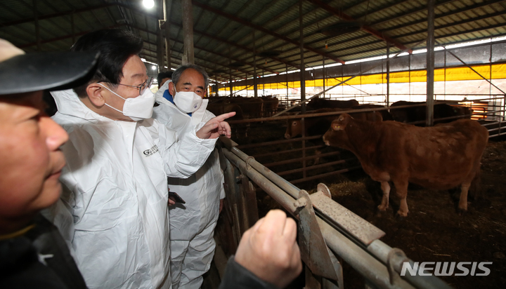 [전주=뉴시스] 김얼 기자= 26일 이재명 더불어민주당 대표가 전북 정읍 달빛농장을 방문하고 있다. (전북사진기자단 공동 취재 사진) 2023.01.26. pmkeul@newsis.com