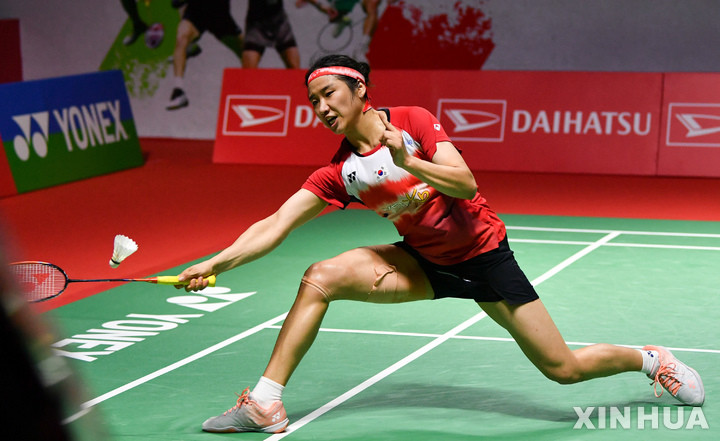 [자카르타=신화/뉴시스] 안세영(2위)이 26일(현지시간) 인도네시아 자카르타에서 세계배드민턴연맹(BWF) 월드투어 슈퍼 500 인도네시아 마스터스 여자 단식 16강전에서 푸르리 쿠수마 와르다니(44위·인도네시아)와 경기하고 있다. 안세영이 세트 스코어 2-1(18-21 21-7 21-10)으로 역전승하고 8강에 올랐다. 2023.01.26.