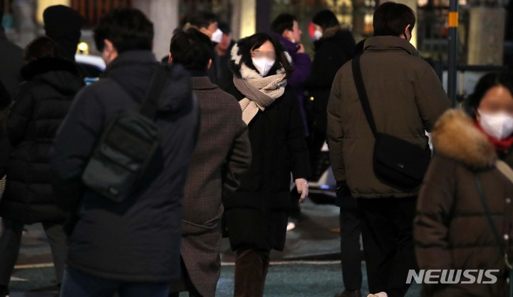 [서울=뉴시스] 김선웅 기자 = 서울지역에 눈이 내리고 한파가 계속된 26일 오후 서울 종로구 세종대로에서 시민들이 길을 걷고 있다. 2023.01.26. mangusta@newsis.com