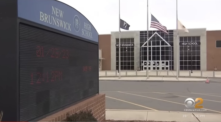 [서울=뉴시스] 미국 뉴저지 주에서 나이를 속이고 학생 행세하며 나흘간 고등학교를 다닌 29세 한인 여성이 체포됐다고 26일(현지시간) NBC 뉴스, CBS 뉴스 등 외신이 보도했다. <출처 :&nbsp; CBS New York 유튜브 캡처> 2023.01.27. *재판매 및 DB 금지