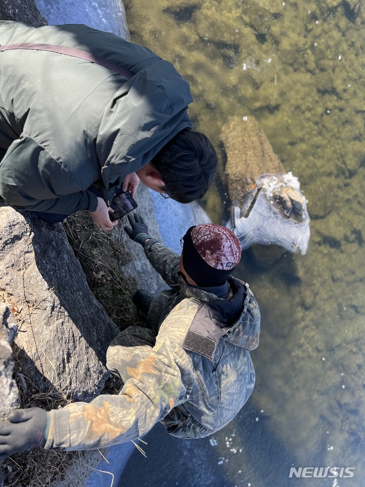 [성남=뉴시스]성남환경운동연합이 27일 보도자료를 통해 천연기념물이자 멸종위기종 1급 야생생물인 수달 흔적을 통해 탄천(야탑천 합류부 ~ 여수천 합류부) 곳곳에서 서식흔적을 발견했다고 밝혔다(사진= 성남환경운동연합 제공)