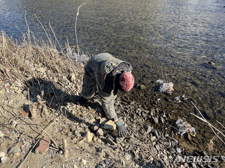 [성남=뉴시스] 성남환경운동연합이 27일 보도자료를 통해 천연기념물이자 멸종위기종 1급 야생생물인 수달 흔적을 통해 탄천(야탑천 합류부 ~ 여수천 합류부) 곳곳에서 서식흔적을 발견했다고 밝혔다(사진= 성남환경운동연합 제공)