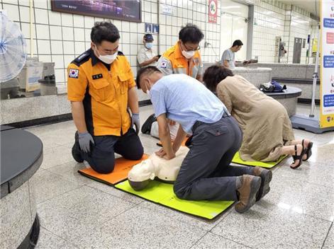 [대구=뉴시스]소방관들이 시민들을 대상으로 심폐소생술을 교육하는 모습이다(사진=대구교통공사 제공) 2023.01.27 photo@newsis.com *재판매 및 DB 금지