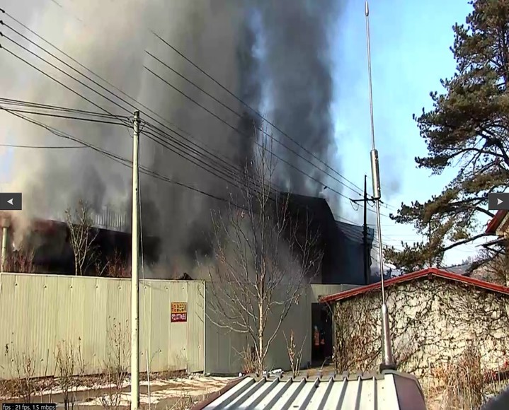 [안동 = 뉴시스] 경북 안동시 남선면의 한 복지재단 내 작물재배 공장에서 불이 나 연기가 솟아오르고 있다. (사진 = 경북소방본부 제공) 2023.01.27. photo@newsis.com *재판매 및 DB 금지