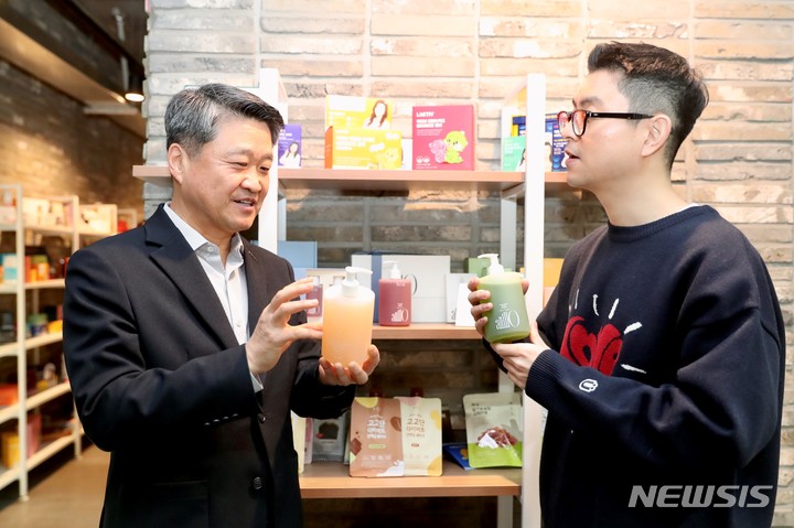 [서울=뉴시스] 김학도 중소벤처기업진흥공단 이사장(왼쪽)이 27일 서울 강남구에 소재한 메디쿼터스를 찾아 제품을 둘러보고 있다. (사진=중소벤처기업진흥공단 제공) 2023.01.27. photo@newsis.com