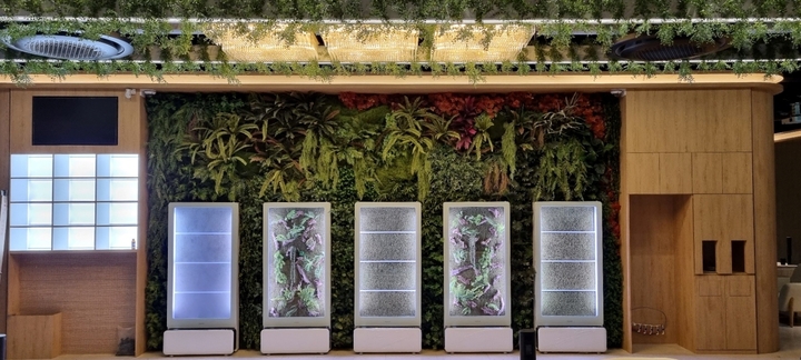 [부산=뉴시스] 친환경 소셜 밴처 '타이가'가 출시한 '모스랩 오피스'. 서리이끼로 된 4개의 '모스랩 필터'가 설치돼 있으며, 필터는 미세먼지뿐만 아니라 이산화탄소, 휘발성유기화합물 농도도 낮출 수 있다. (사진=부산창경센터 제공)  *재판매 및 DB 금지