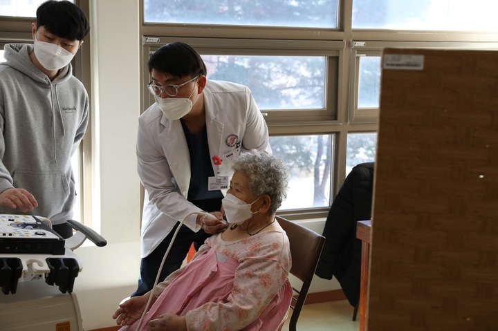 [서울=뉴시스] 한림대학교동탄성심병원은 지난 25일 경기도 화성시 향남읍에서 안과와 정형외과 무료건강검진을 진행했다. 사진은 한림대 의료진이 어깨 초음파 검사를 하고 있는 모습. (사진=한림대동탄성심병원 제공) *재판매 및 DB 금지