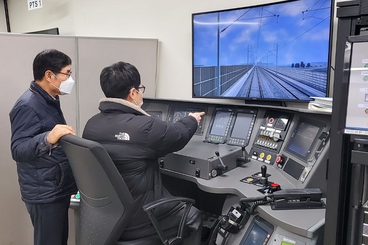 [대전=뉴시스] 에스알의 고속철도차량 운전면허 교육 모습. *재판매 및 DB 금지