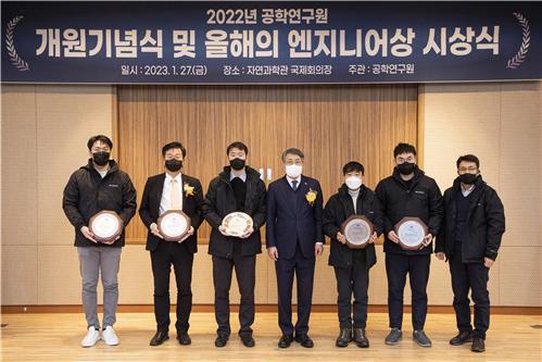 '공학연구원 개원 기념식 및 올해의 엔지니어상 시상식' 수상자들이 기념 촬영하고 있다. 사진 서울시립대 *재판매 및 DB 금지