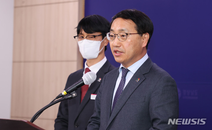 [창원=뉴시스] 홍정명 기자=경남도 최만림 행정부지사가 27일 오후 도청 프레스센터에서 취약계층 난방비 긴급 지원대책을 발표하고 있다.(사진=경남도 제공) 2023.01.27. photo@newsis.com