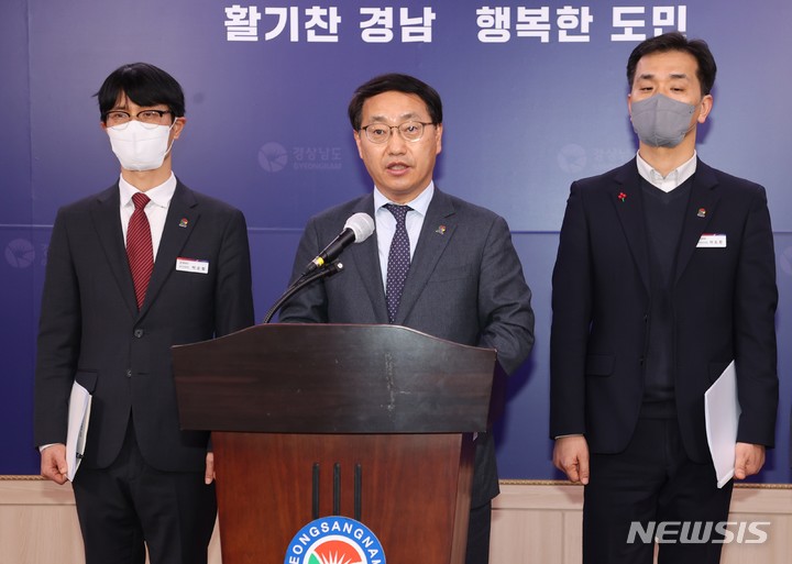 [창원=뉴시스] 홍정명 기자=경남도 최만림 행정부지사가 27일 오후 도청 프레스센터에서 취약계층 난방비 긴급 지원대책을 발표하고 있다.(사진=경남도 제공) 2023.01.27.&nbsp; photo@newsis.com