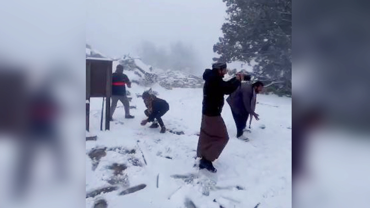 아라비아 반도 남동부 ‘신드바드의 나라’ 오만의 자발 샴스 산에 이례적인 폭설이 쏟아져 설경이 펼쳐졌다. 출처: Twitter @k_k_Aljahwari&nbsp; *재판매 및 DB 금지
