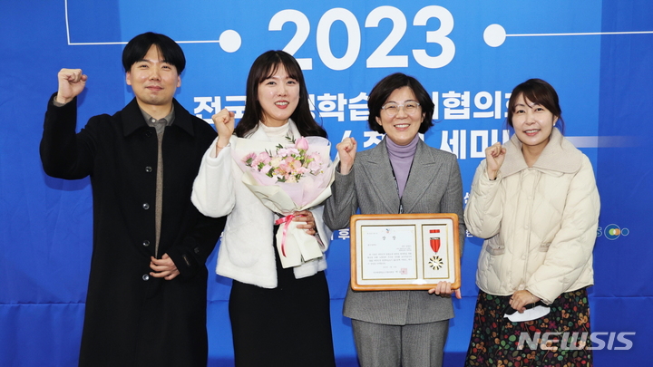 [안성=뉴시스] 김보라 안성시장(사진 오른쪽에서 두번째)이&nbsp; ‘2022 제1회 대한민국 평생학습도시 좋은 정책 어워드’에서 좋은 정책상을 수상한 뒤 관련부서 공직자들과 기념사진을 찍고 있다. (사진 = 안성시 제공)