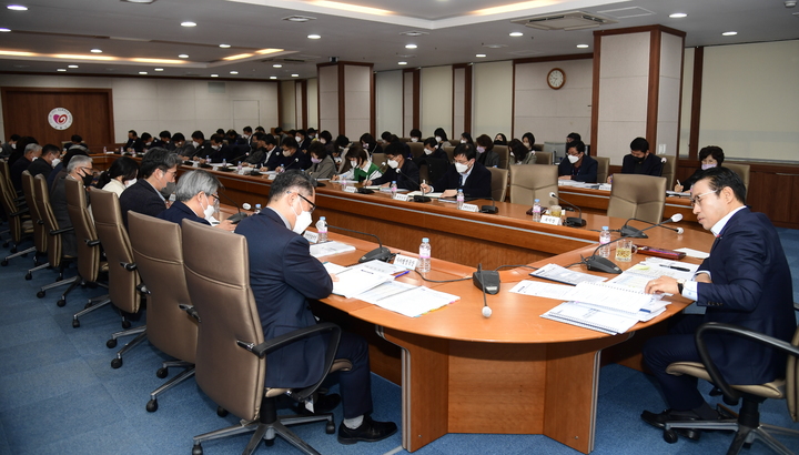 최경식 남원시장(오른쪽 첫번째)이 27일 열린 확대간부회의를 주재하고 있다. *재판매 및 DB 금지