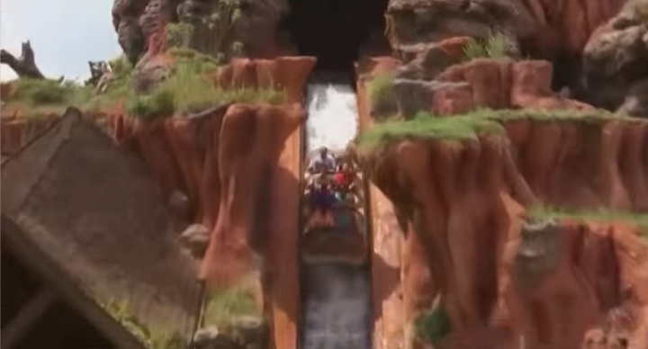 [서울=뉴시스] 인종차별 논란으로 인해 폐쇄된 디즈니랜드의 놀이기구 스플래시 마운틴, 폐쇄 당일, 스플래시 마운틴의 마지막 운행일에 뜬 물이 담긴 각종 용기가 오픈 마켓 사이트인 이베이(ebay)에 올라왔다 (사진출처: CNN 영상 캡처) *재판매 및 DB 금지