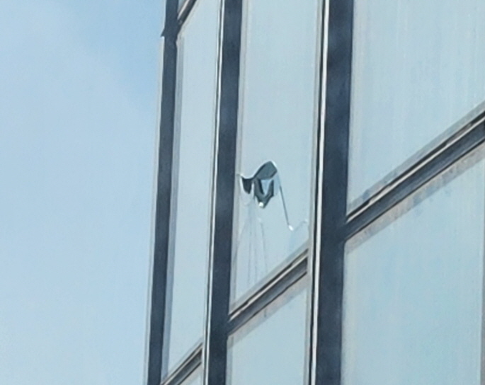 [부산=뉴시스] 27일 오후 부산 해운대구의 한 초고층아파트에서 강풍으로 가로·세로 각 15㎝ 크기의 유리 조각이 떨어졌다. (사진=부산경찰청 제공) *재판매 및 DB 금지