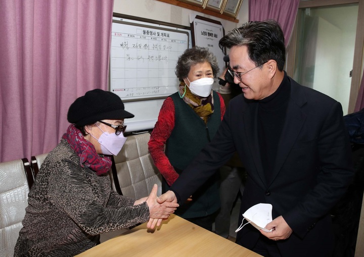 [홍성=뉴시스] 김태흠 충남지사가 도내 경로당을 찾아 한파 속에 어르신들이 어떻게 지내고 있는지 직접 점검하고 있다.&nbsp; *재판매 및 DB 금지