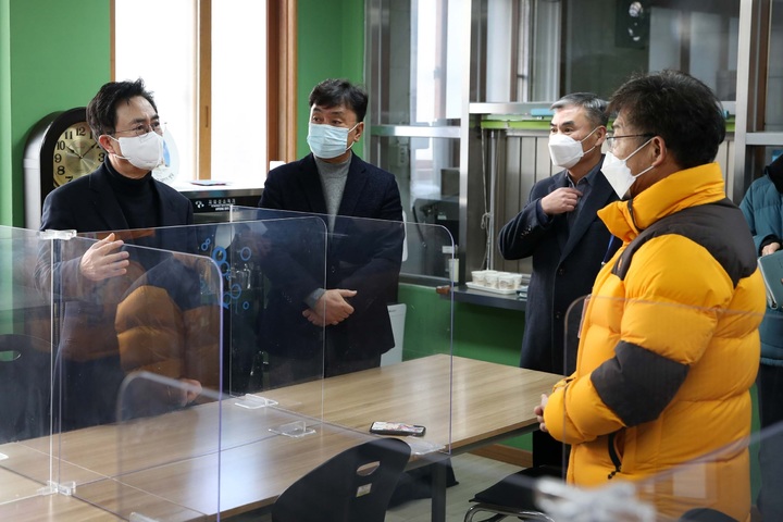 [홍성=뉴시스] 김태흠 충남지사가 도내 한파 취약시설을 점검하고 있다.&nbsp; *재판매 및 DB 금지