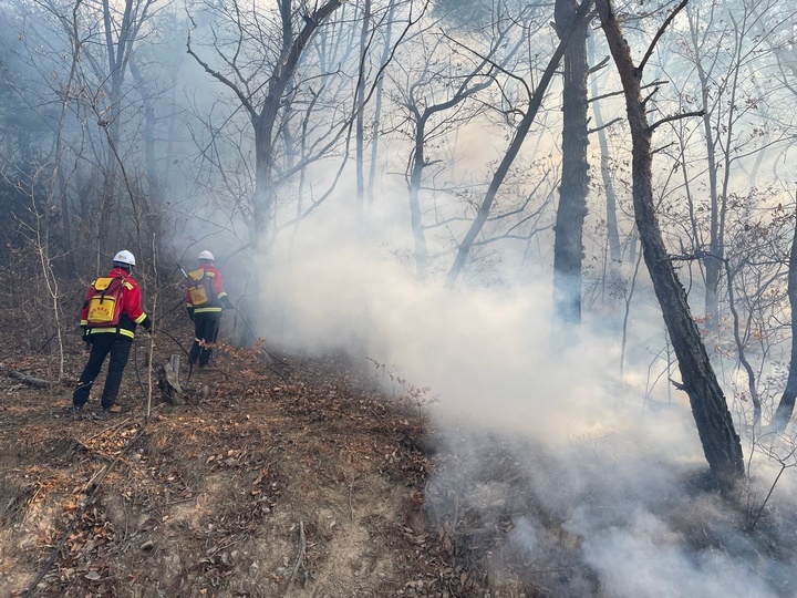 [영천 = 뉴시스] 27일 경북 영천시 고경면 대의리 야산에서 원인을 알 수 없는 불이 나 산림당국이 진화작업에 나섰다. (사진 = 산림청 제공) 2023.01.27. photo@newsis.com *재판매 및 DB 금지