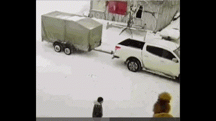 [서울=뉴시스] 러시아의 한 51세 남성이 어린이 캠프장에서 사육 중이던 낙타의 뺨을 때린 후 격분한 낙타에 공격당해 사망했다 (사진출처: 데일리메일 영상 캡처) 2022.01.27. *재판매 및 DB 금지