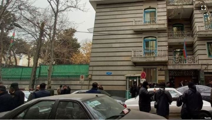 [서울=뉴시스]칼라슈니코프 스타일 소총으로 무장한 남성 1명이 27일 이란 수도 테헤란 주재 아제르바이잔 대사관을 공격, 대사관 보안 책임자가 사망하고 경비원 2명이 부상했다고 이란 당국이 밝혔다. 총격 사건이 일어난 테헤란 주재 아제르바이잔 대사관 앞에 사람들이 모여 있다. <사진 출처 : 자유 유럽 라디오> 2023.1.27