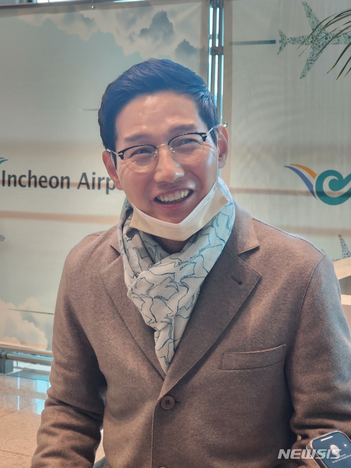 [인천공항=뉴시스] 김주희 기자=염경엽 LG 트윈스 감독이 27일 인천국제공항에서 출국 전 인터뷰를 하고 있다. 