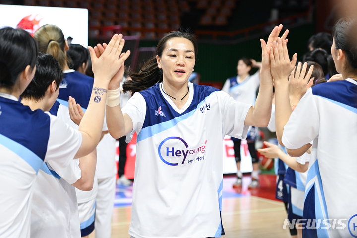 [서울=뉴시스]여자농구 신한은행 한채진이 WKBL 최고령 출전 신기록을 세웠다. (사진=WKBL 제공)