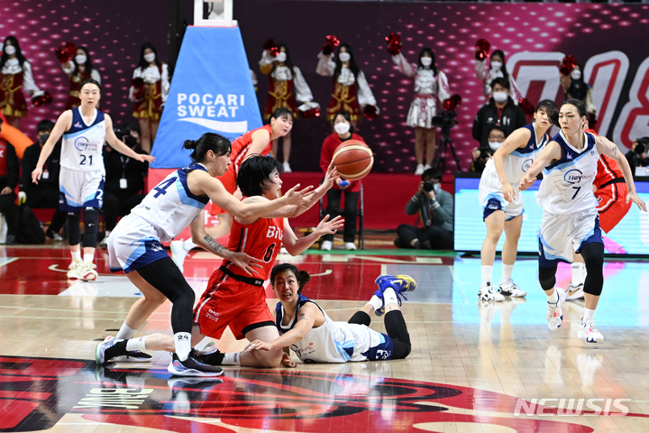 [서울=뉴시스]여자농구 신한은행 한채진이 WKBL 최고령 출전 신기록을 세웠다. (사진=WKBL 제공)