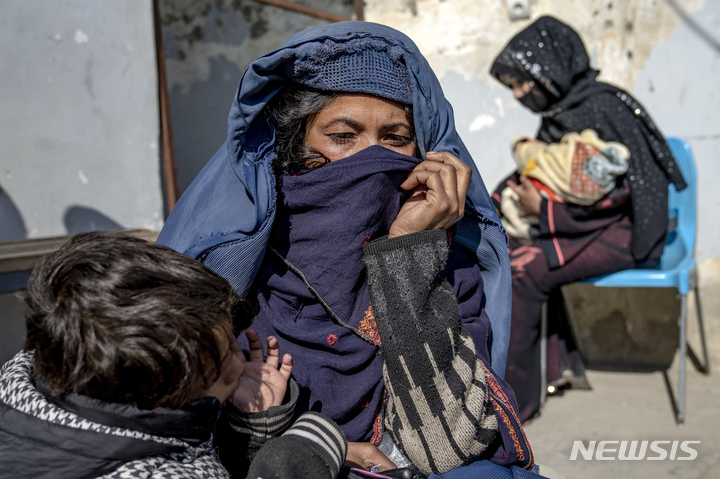 [카불=AP/뉴시스] 아프가니스탄 카불에 있는 세계식량계획(WFP) 운영 병원에서 영양실조에 걸린 아이를 안은 엄마들이 진료 순서를 기다리고 있다. WFP 대변인은 아프간의 영양 실조율이 사상 최고치를 기록하고 있다고 밝혔다. 아프간 여성이 국내 및 국제 비정부 단체에서 일하는 것을 금지한 탈레반의 제한으로  교육, 의료 지원 등 구호 활동에도 심각한 영향을 끼친 것으로 알려졌다. 2024. 12. 05.