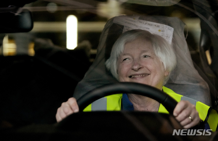 [프리토리아=AP/뉴시스] 재닛 옐런 미국 재무장관이 26일(현지시간) 남아프리카공화국 행정수도 프리토리아에 있는 포드 자동차 조립공장을 방문해 새로 조립된 차량을 시승하고 있다. 옐런 장관은 아프리카에서 줄어든 미국의 영향력을 회복하고 러시아와 중국을 견제하기 위해&nbsp; 아프리카를 순방 중이다. 2023.01.27.