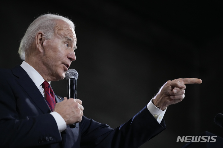 [워싱턴=AP/뉴시스] 조 바이든 미국 대통령이 26일(현지시간) 버지니아주 스프링필드에서 열린 스팀피터스 로컬 602 행사에 참석해 연설하고 있다. 바이든 대통령은 "공화당 하원이 유가를 올리고 부자들의 세금을 감면하려 하고 전국적으로 30%에 달하는 판매세를 부과하려 한다"라고 비난하면서 공화당 하원의 입법에 거부권을 행사하겠다고 강조했다. 2023.01.27.