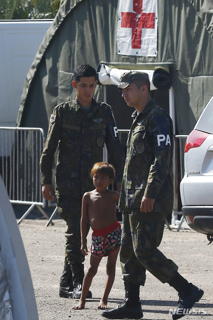 [브라질리아= AP/뉴시스] 브라질의 사우데족 거주지역에서 굶주린 어린이들을 위한 인도주의적 구호에 나선 브라질 군 의무대.&nbsp; 브라질 북동부에서는 25일 밤 브라질 병원차량과 트럭이 정면 충돌해 아기를 포함해 명이 숨졌다고 브라질군 경찰대가 26일(현지시간) 발표했다.