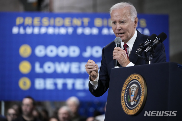 [워싱턴=AP/뉴시스] 조 바이든 미국 대통령이 26일(현지시간) 버지니아주 스프링필드에서 열린 스팀피터스 로컬 602 행사에 참석해 연설하고 있다. 바이든 대통령은 "공화당 하원이 유가를 올리고 부자들의 세금을 감면하려 하고 전국적으로 30%에 달하는 판매세를 부과하려 한다"라고 비난하면서 공화당 하원의 입법에 거부권을 행사하겠다고 강조했다. 2023.01.27.