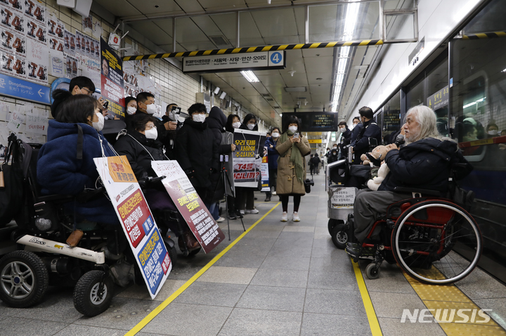 [서울=뉴시스] 고승민 기자 = 오세훈 서울시장과 내달 2일 면담을 갖게 된 전국장애인차별철폐연대 회원들이 27일 오전 서울 지하철 혜화역 승강장에서 열차 탑승 없는 선전전을 하고 있다. 2023.01.27. kkssmm99@newsis.com
