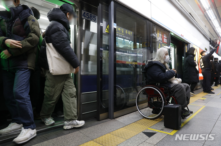 [서울=뉴시스] 고승민 기자 = 오세훈 서울시장과 내달 2일 면담을 갖게 된 전국장애인차별철폐연대 회원들이 27일 오전 서울 지하철 혜화역 승강장에서 열차 탑승 없는 선전전을 하고 있다. 2023.01.27. kkssmm99@newsis.com