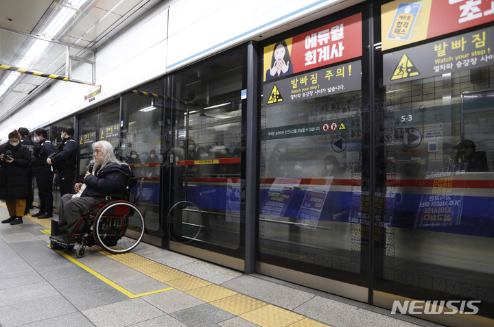 [서울=뉴시스] 고승민 기자 = 오세훈 서울시장과 내달 2일 면담을 갖게 된 전국장애인차별철폐연대 회원들이 27일 오전 서울 지하철 혜화역 승강장에서 열차 탑승 없는 선전전을 하고 있다. 2023.01.27. kkssmm99@newsis.com
