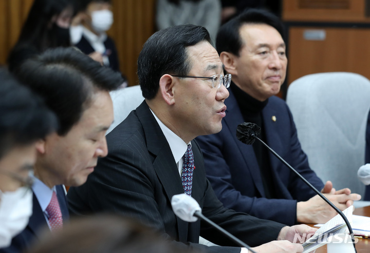 [서울=뉴시스] 이영환 기자 = 주호영 국민의힘 원내대표가 27일 오전 서울 여의도 국회에서 열린 원내대책회의에서 발언을 하고 있다. 2023.01.27. 20hwan@newsis.com