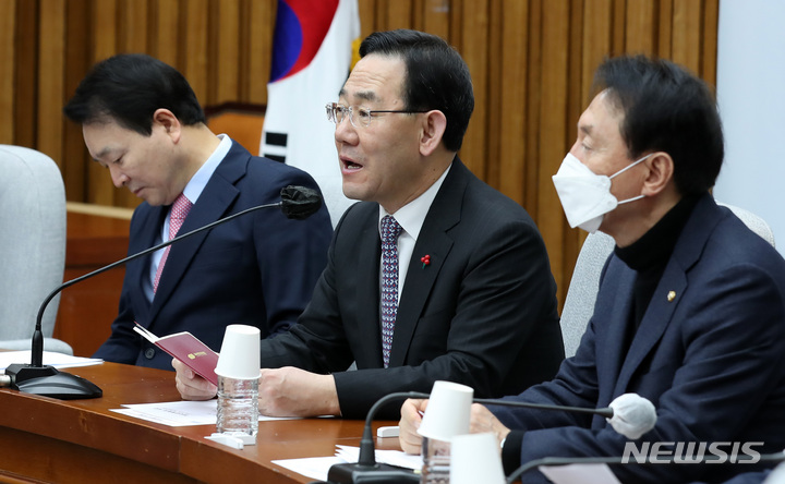 [서울=뉴시스] 이영환 기자 = 주호영 국민의힘 원내대표가 27일 오전 서울 여의도 국회에서 열린 원내대책회의에서 발언을 하고 있다. 2023.01.27. 20hwan@newsis.com