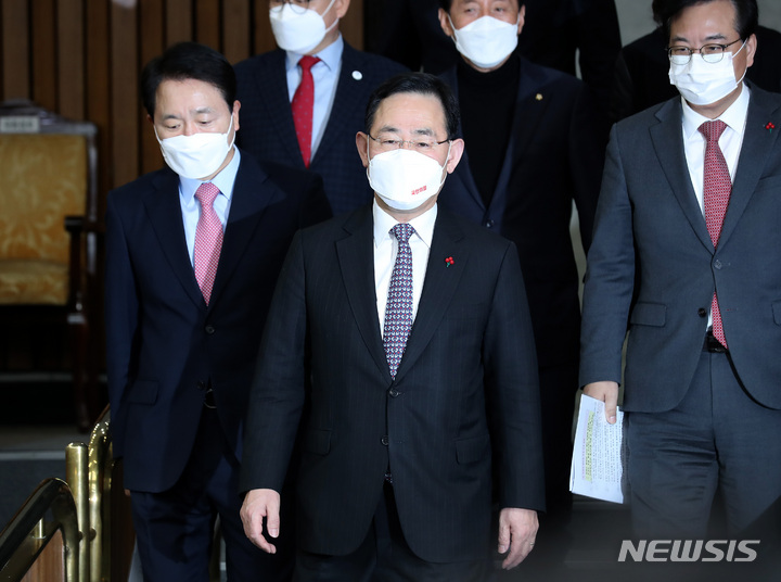 [서울=뉴시스] 이영환 기자 = 주호영 국민의힘 원내대표가 27일 오전 서울 여의도 국회에서 열린 원내대책회의에 참석하고 있다. 2023.01.27. 20hwan@newsis.com