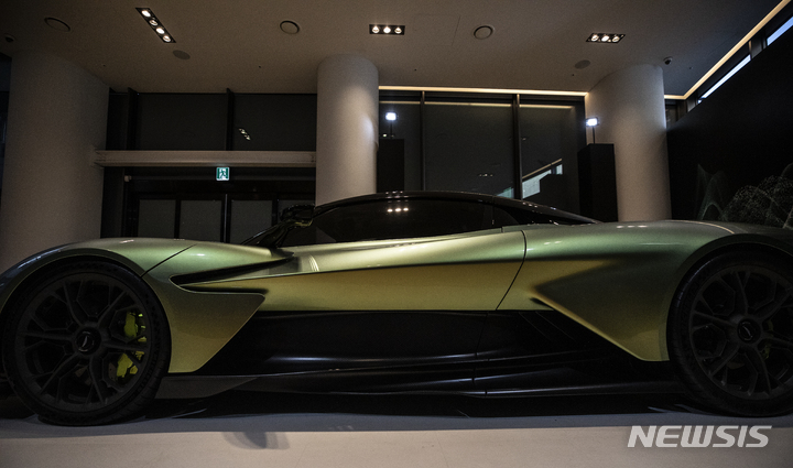 [서울=뉴시스] 김근수 기자 = 27일 오전 서울 강남구 애스터마틴 매장에서 열린 1천마력 하이브리드 슈퍼카 발할라(VALHALLA) 국내 공개행사에서 차량이 전시돼있다. 2023.01.27. ks@newsis.com