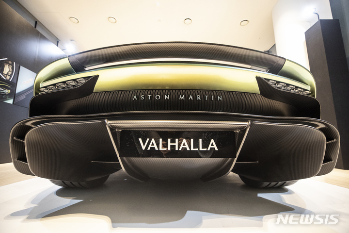 [서울=뉴시스] 김근수 기자 = 27일 오전 서울 강남구 애스터마틴 매장에서 열린 1천마력 하이브리드 슈퍼카 발할라(VALHALLA) 국내 공개행사에서 차량이 전시돼있다. 2023.01.27. ks@newsis.com