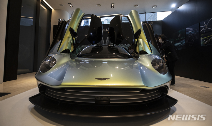 [서울=뉴시스] 김근수 기자 = 27일 오전 서울 강남구 애스터마틴 매장에서 열린 1천마력 하이브리드 슈퍼카 발할라(VALHALLA) 국내 공개행사에서 관계자들이 차량을 살펴보고 있다. 2023.01.27. ks@newsis.com