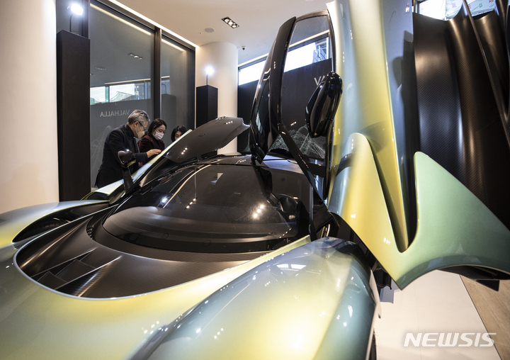 [서울=뉴시스] 김근수 기자 = 27일 오전 서울 강남구 애스터마틴 매장에서 열린 1천마력 하이브리드 슈퍼카 발할라(VALHALLA) 국내 공개행사에서 관계자들이 차량을 살펴보고 있다. 2023.01.27. ks@newsis.com