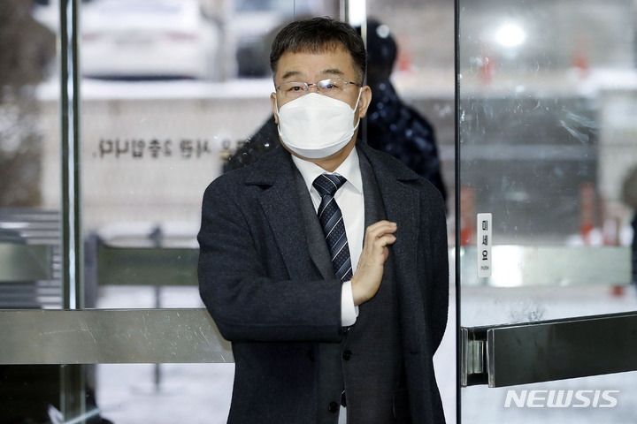 [서울=뉴시스] 최동준 기자 = 대장동 개발 배임 혐의 김만배씨가 27일 서울 서초구 서울중앙지법에서 열린 공판에 출석하고 있다. 2023.01.27. photocdj@newsis.com