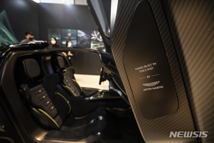 [서울=뉴시스] 김근수 기자 = 27일 오전 서울 강남구 애스터마틴 매장에서 열린 1천마력 하이브리드 슈퍼카 발할라(VALHALLA) 국내 공개행사에서 관계자들이 차량을 살펴보고 있다. 2023.01.27. ks@newsis.com