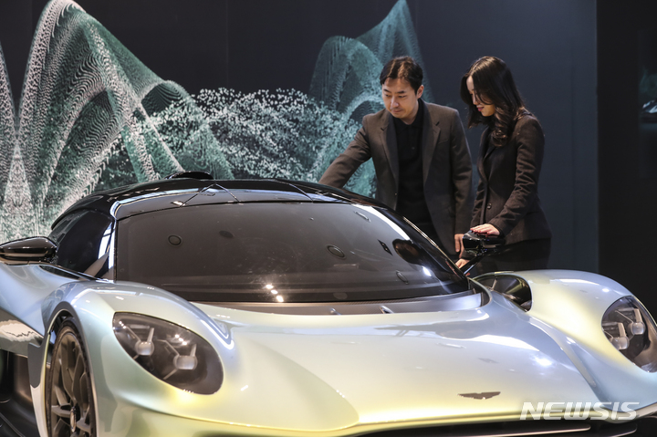 [서울=뉴시스] 김근수 기자 = 27일 오전 서울 강남구 애스터마틴 매장에서 열린 1천마력 하이브리드 슈퍼카 발할라(VALHALLA) 국내 공개행사에서 고객들이 차량을 살펴보고 있다. 2023.01.27. ks@newsis.com