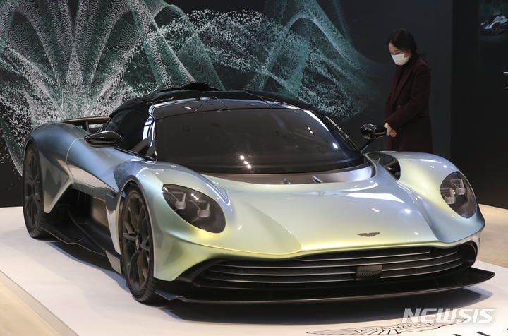 [서울=뉴시스] 김근수 기자 = 27일 오전 서울 강남구 애스터마틴 매장에서 열린 1천마력 하이브리드 슈퍼카 발할라(VALHALLA) 국내 공개행사에서 한 고객이 차량을 살펴보고 있다. 2023.01.27. ks@newsis.com