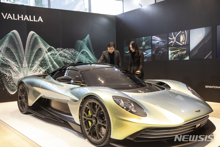 [서울=뉴시스] 김근수 기자 = 27일 오전 서울 강남구 애스터마틴 매장에서 열린 1천마력 하이브리드 슈퍼카 발할라(VALHALLA) 국내 공개행사에서 고객들이 차량을 살펴보고 있다. 2023.01.27. ks@newsis.com